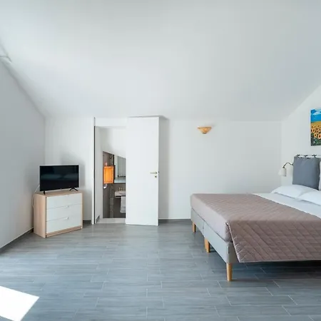 Casale Del Nonno 公寓式酒店 4*